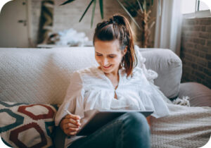 Alumna utilizando el libro digital de inglés B2