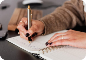 Alumna realizando un ejercicio de writing