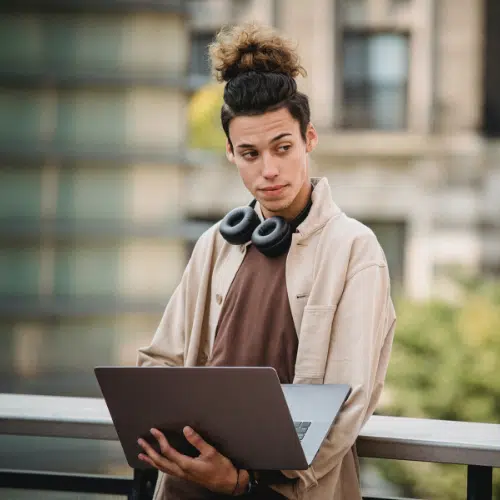 Alumno realizando nuestro curso extensivo de inglés B2 online