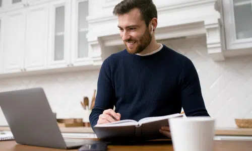 Alumno con libro digital